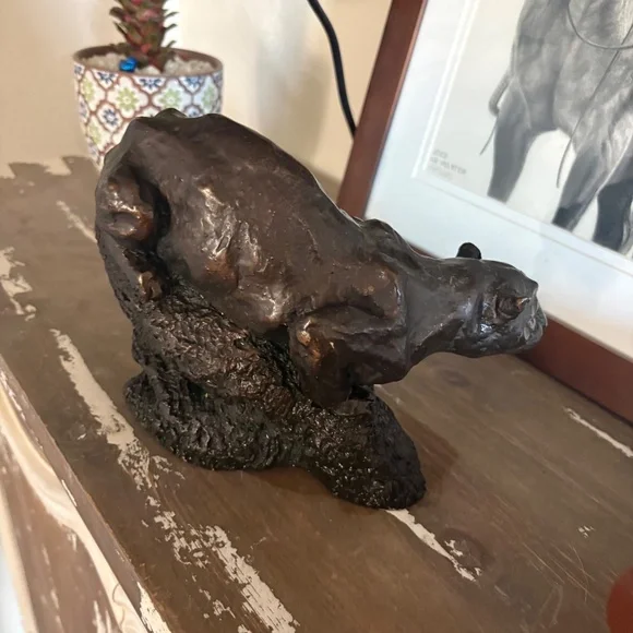 Striking Large Prowling Panther/Cougar Sculpture on a Naturalistic Log Base - Picture 8 of 13